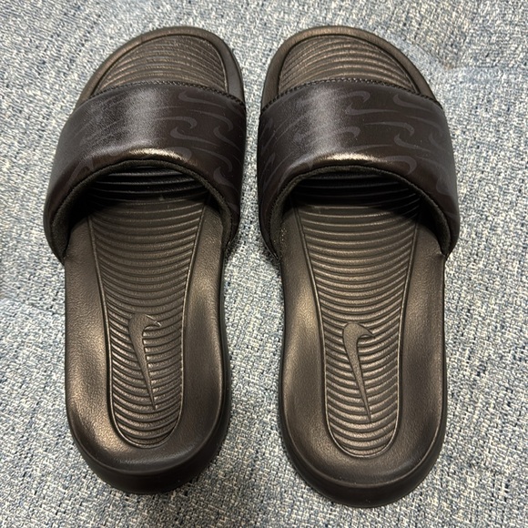 Women’s Nike Slides EUC - Picture 4 of 5
